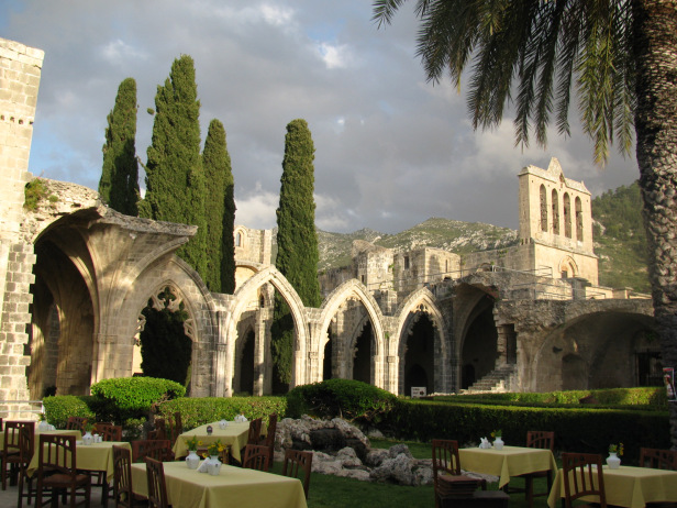 Bellapais Manastırı — Kıbrıs konaklama ve gezi — Kıbrıs Tüp Bebek Merkezi